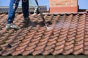 Washing the roof with a high pressure water washer | roof power washing