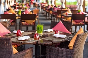 table setting at casual outdoor restaurant | restaurant cleaning schedule